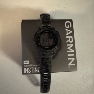 Garmin Instinct 2 Camo Edition GPS Smartwatch in Black Camo
